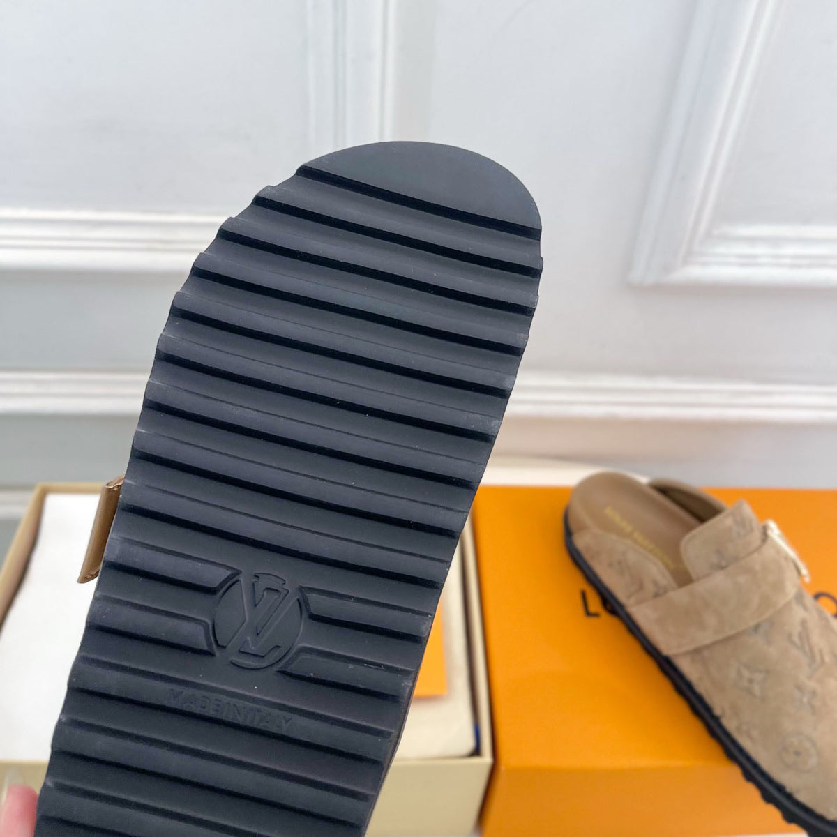 Embossed Pattern Adjustable Strap Mule Clogs S283419