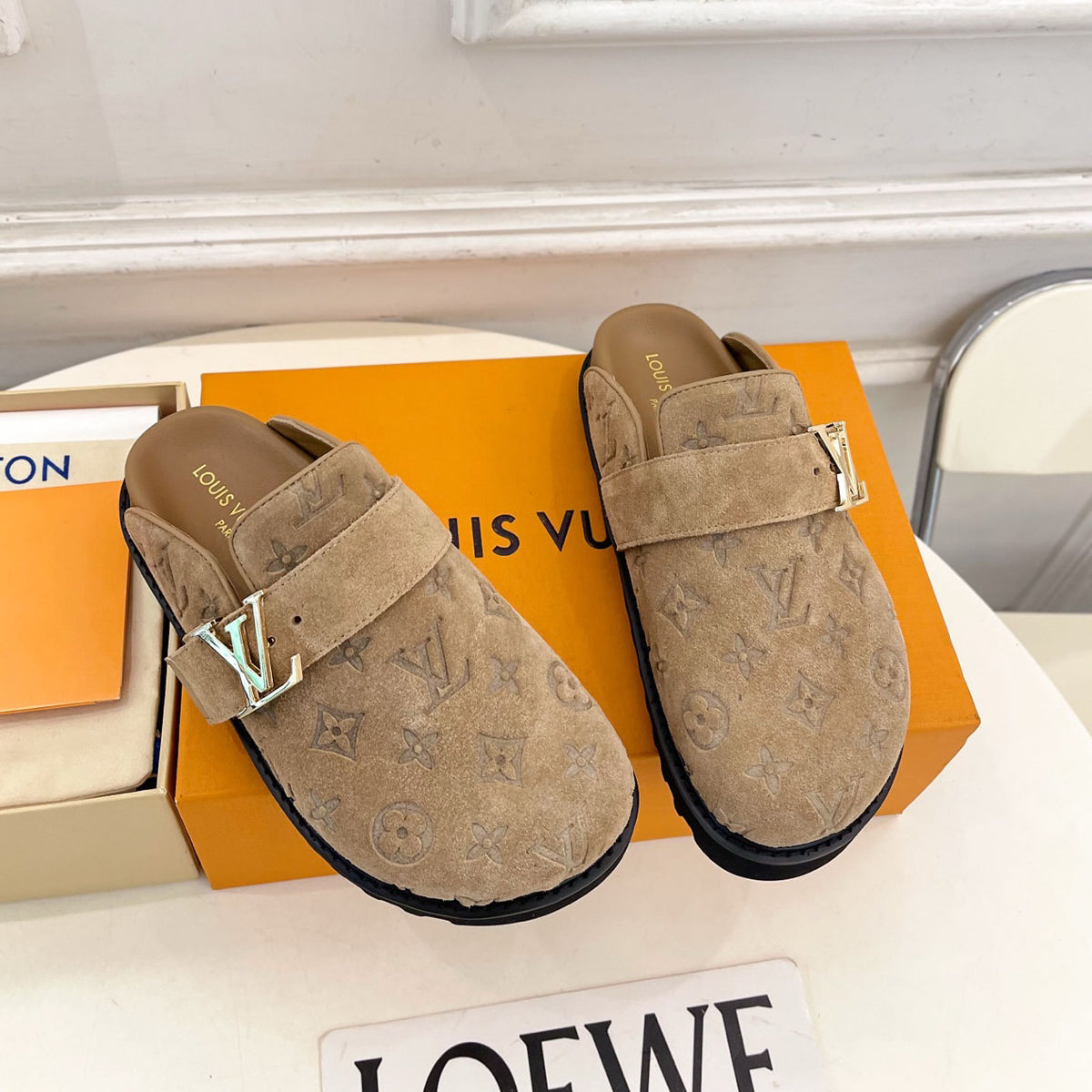 Embossed Pattern Adjustable Strap Mule Clogs S283419
