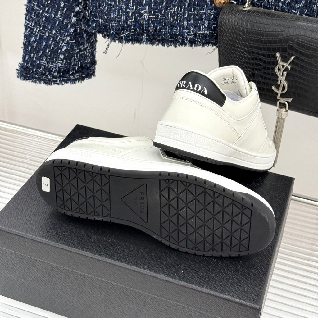 Triangle Badge Flat Lace-up Sneakers With Perforated Toe S265505