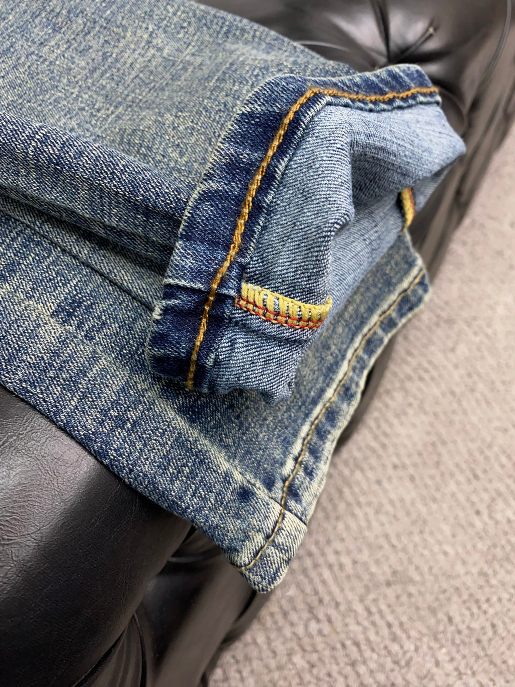 Vintage Dark Fade Feather Print BB Logo Jeans V260804
