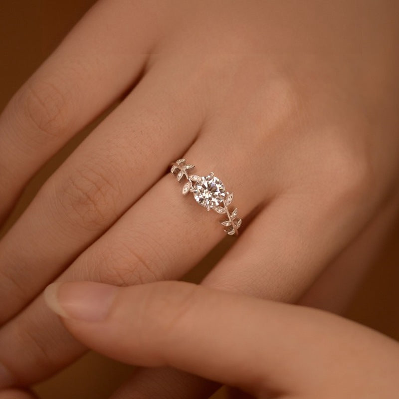 S925 silver with a 1 - carat moissanite, featuring a four - claw closed ring. AL24112392