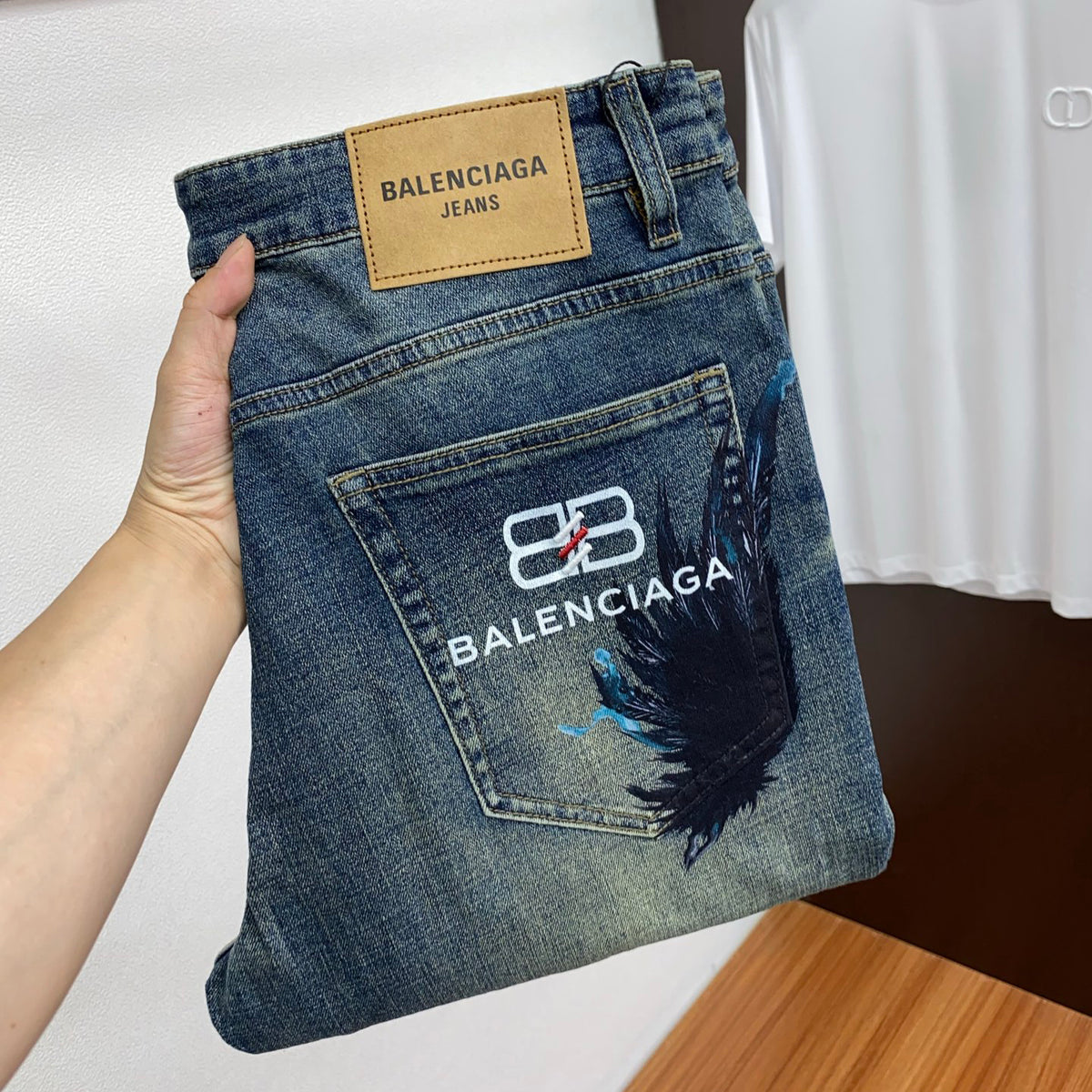 Vintage Dark Fade Feather Print BB Logo Jeans V260804