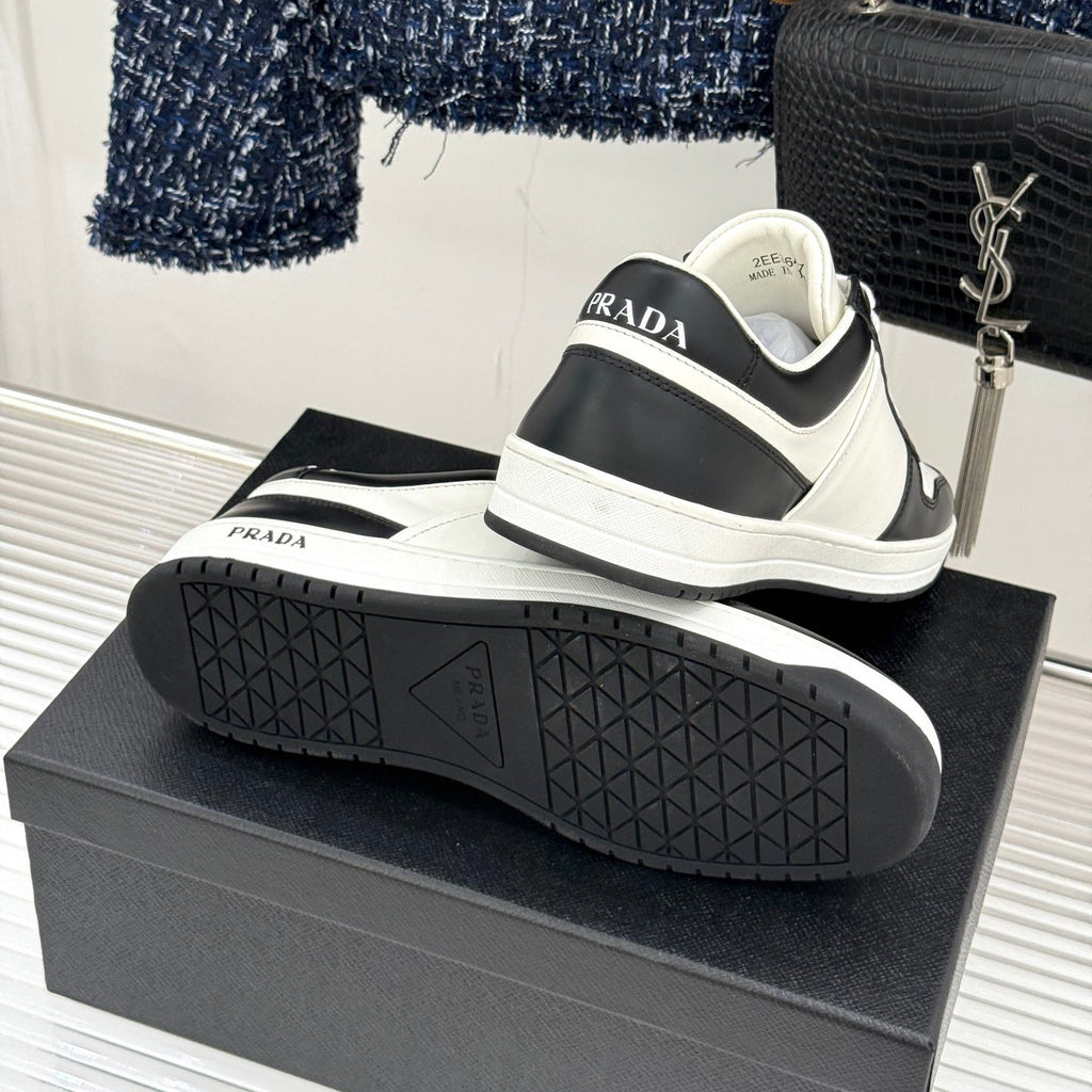 Triangle Badge Flat Lace-up Sneakers With Perforated Toe S265505