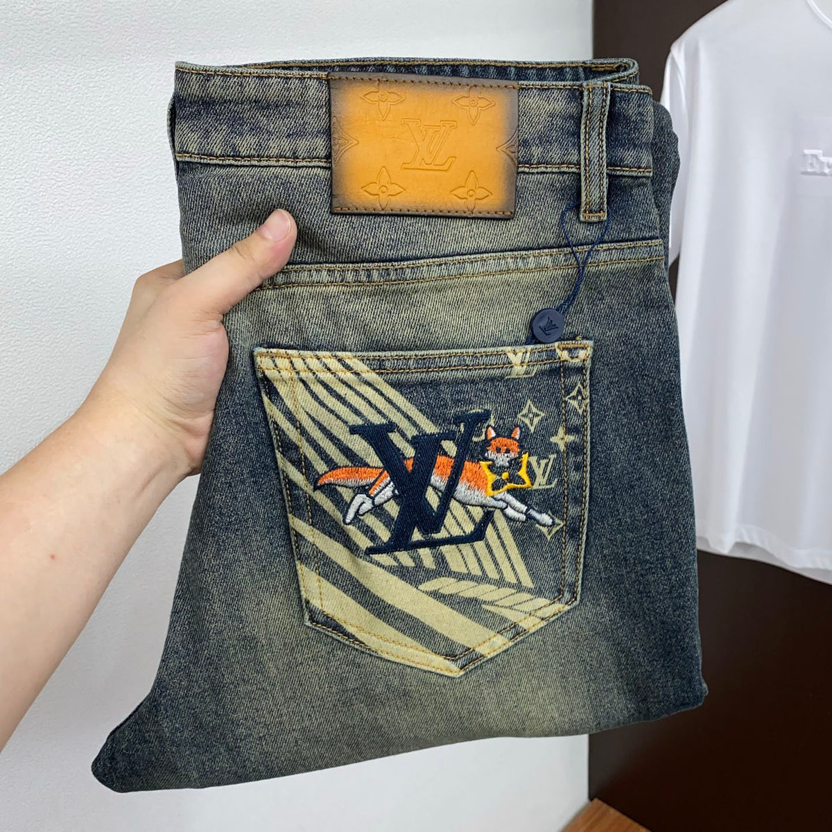 Back Pocket Fox Embroidered Vintage Faded Denim Jeans R260542