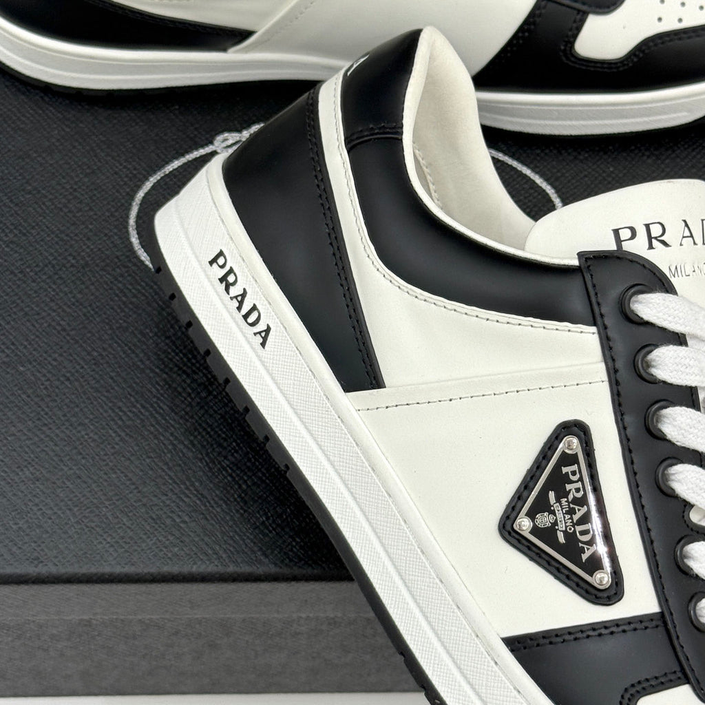 Triangle Badge Flat Lace-up Sneakers With Perforated Toe S265505