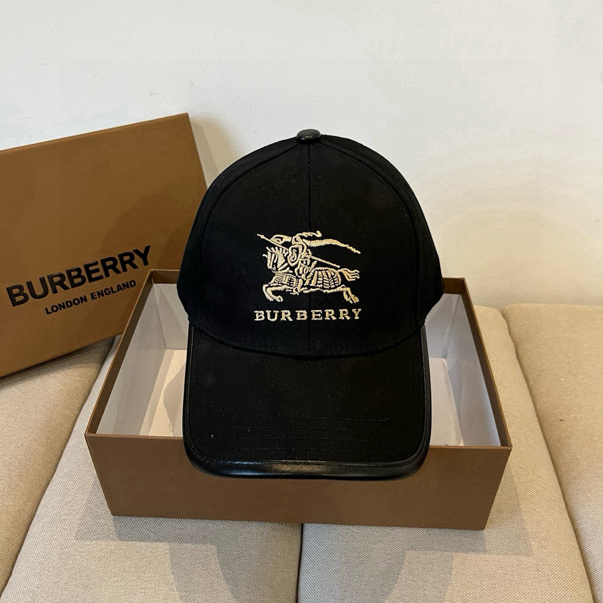 Embroidered Knight Motif Baseball Cap U310516