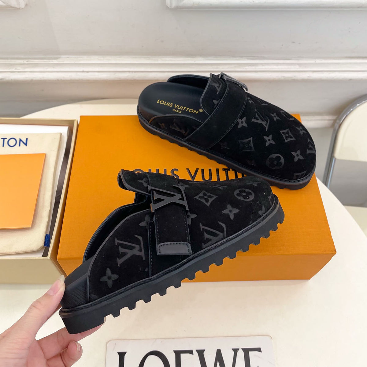 Embossed Pattern Adjustable Strap Mule Clogs S283419