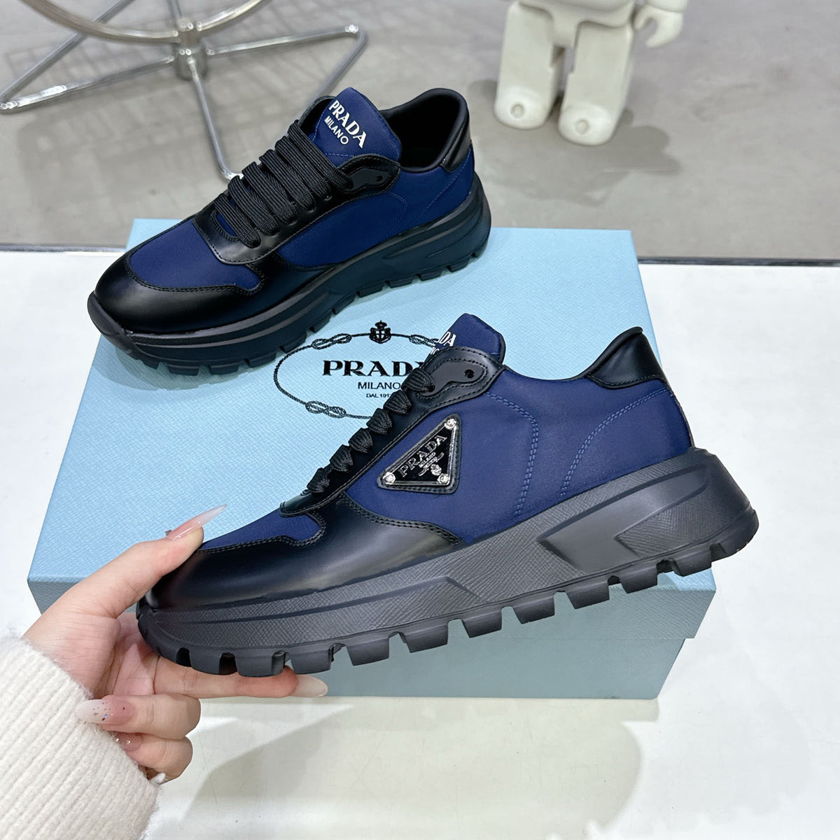 Smooth Leather Fabric Patchwork Triangle Logo Chunky Sole Sneakers S283411