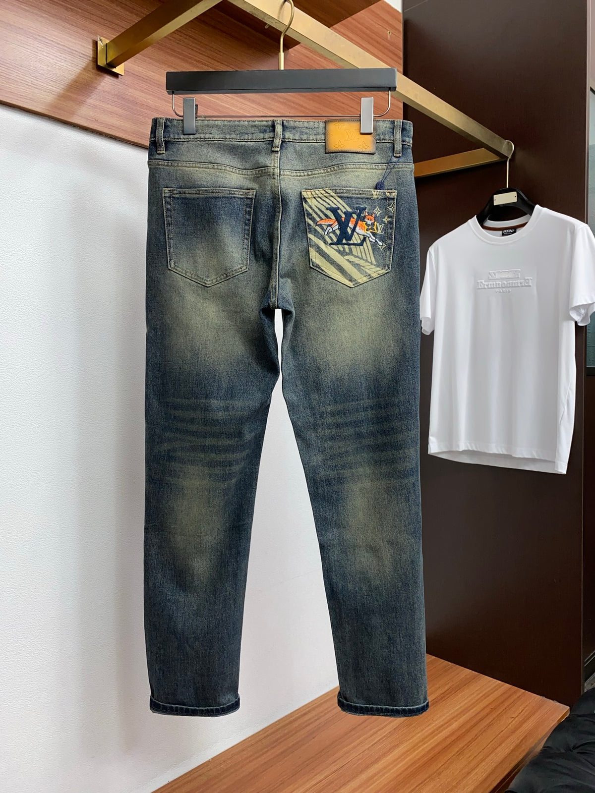 Back Pocket Fox Embroidered Vintage Faded Denim Jeans R260542