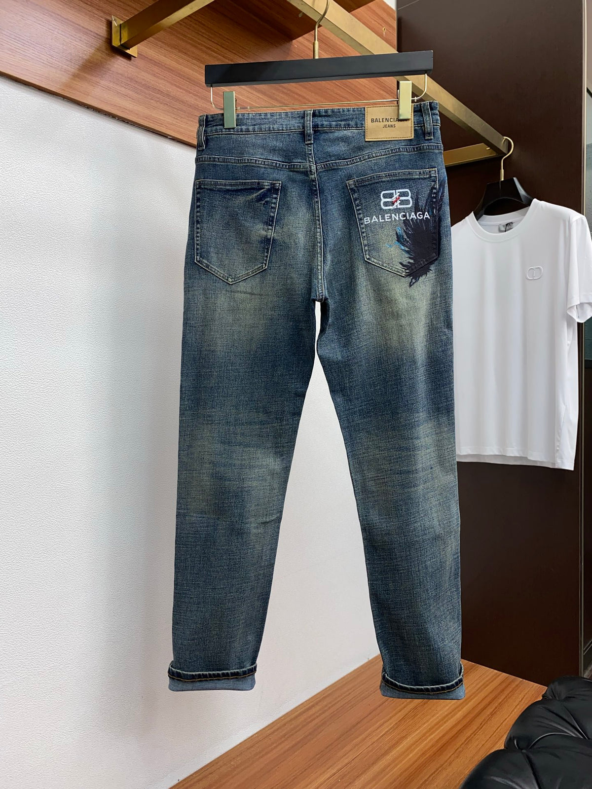 Vintage Dark Fade Feather Print BB Logo Jeans V260804