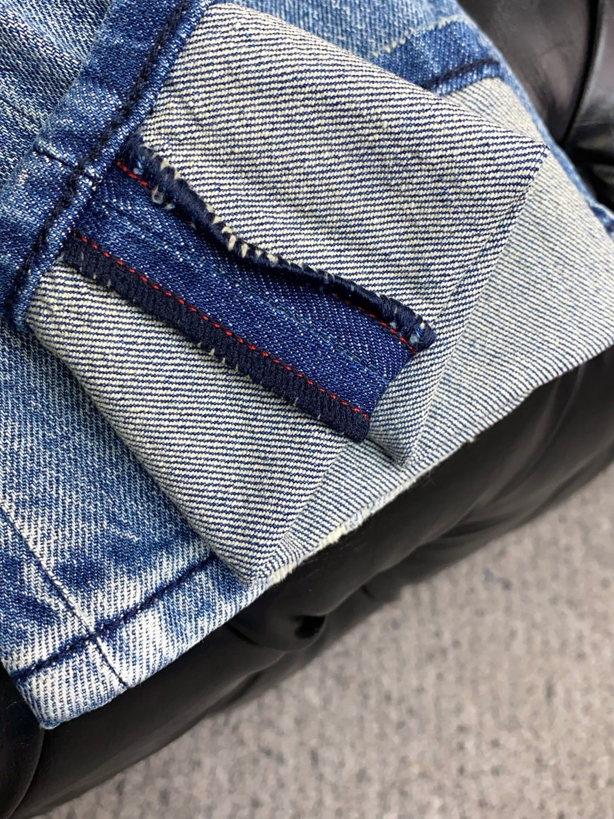 Vintage Faded Blue Leather Patch Jeans E260943