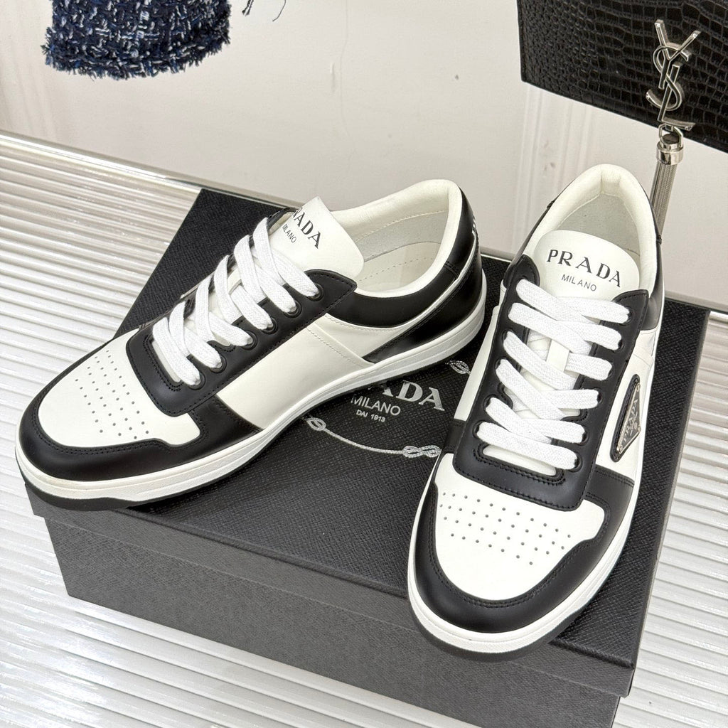 Triangle Badge Flat Lace-up Sneakers With Perforated Toe S265505