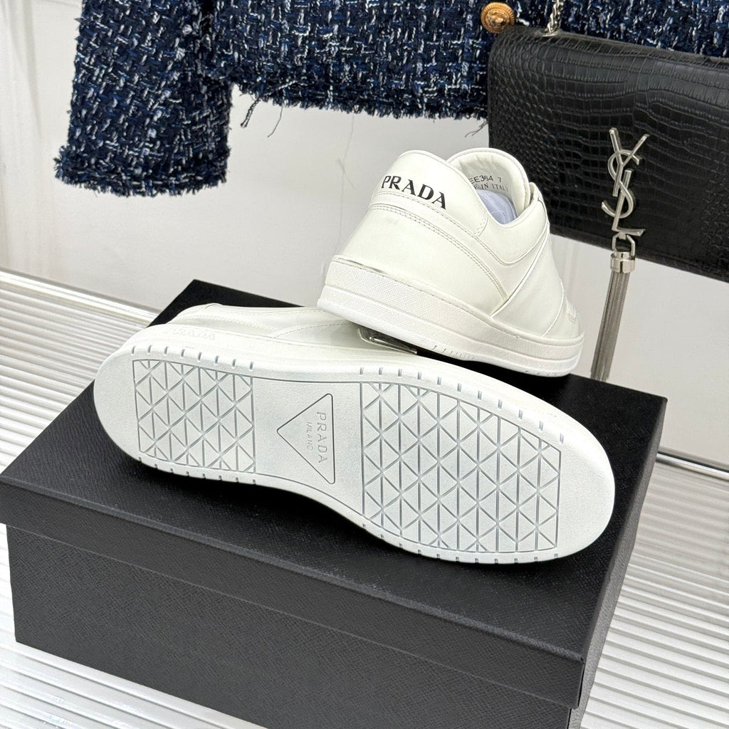 Triangle Badge Flat Lace-up Sneakers With Perforated Toe S265505
