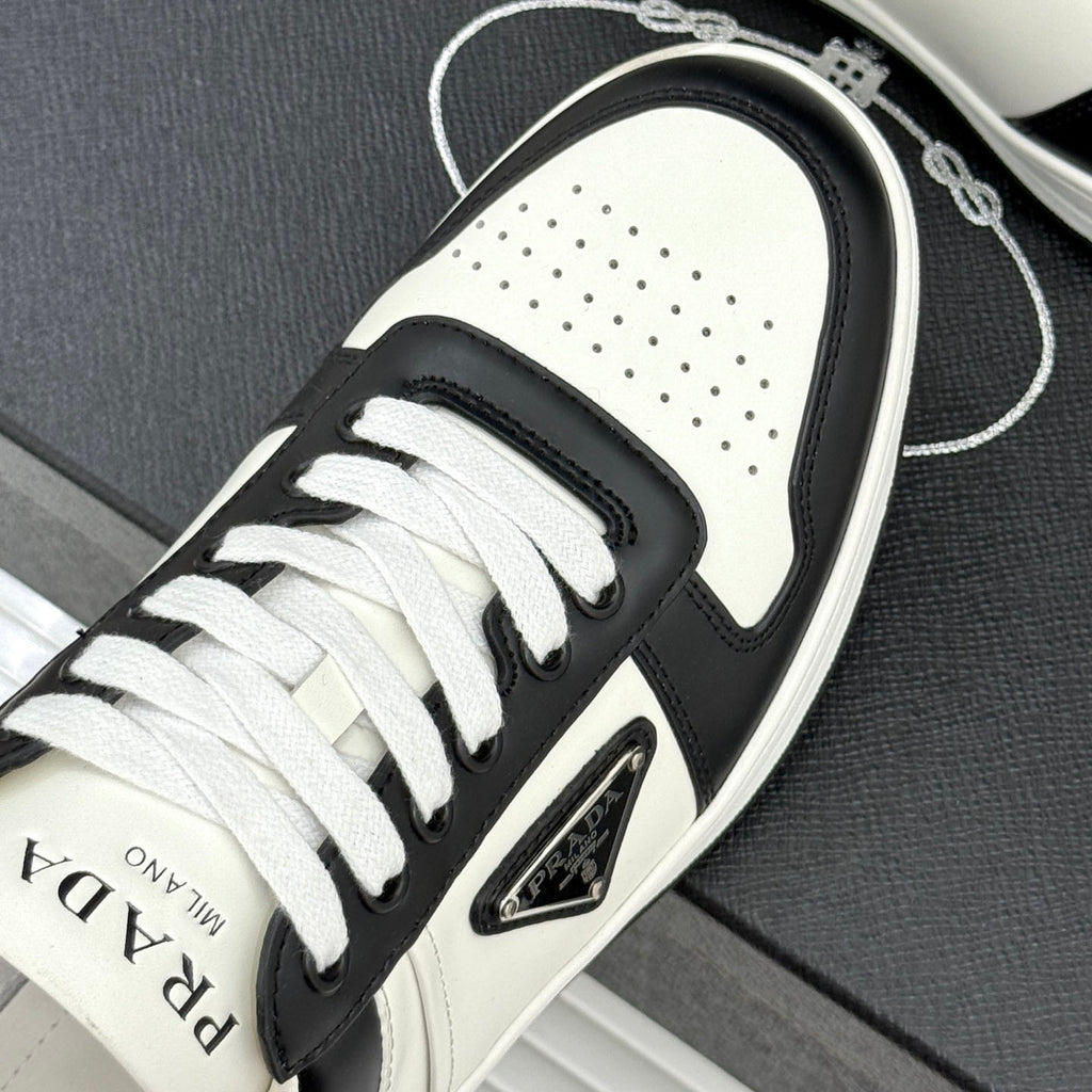 Triangle Badge Flat Lace-up Sneakers With Perforated Toe S265505