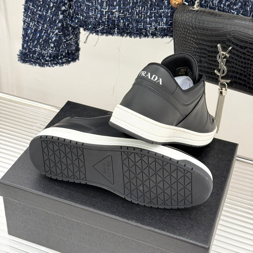 Triangle Badge Flat Lace-up Sneakers With Perforated Toe S265505