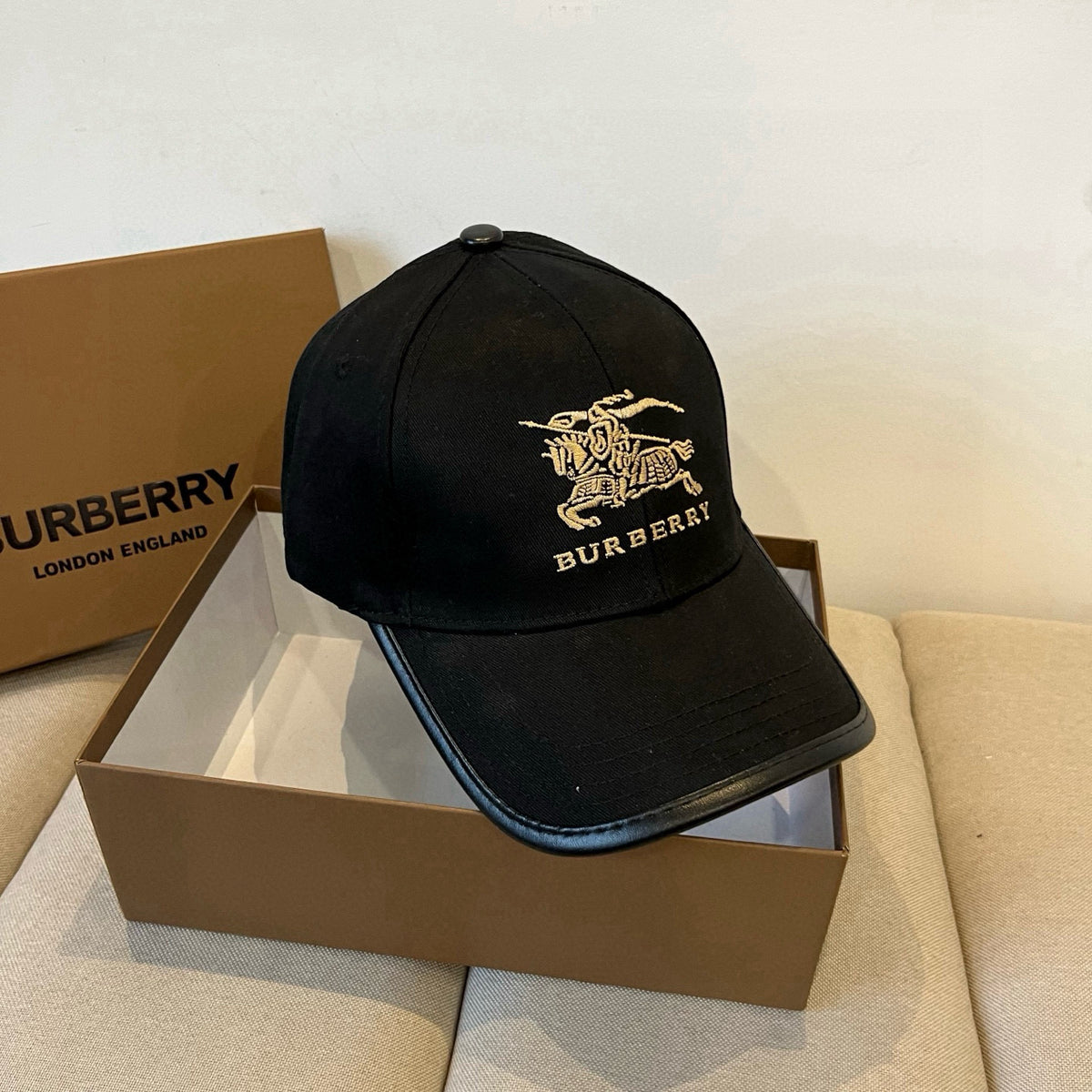 Embroidered Knight Motif Baseball Cap U310516