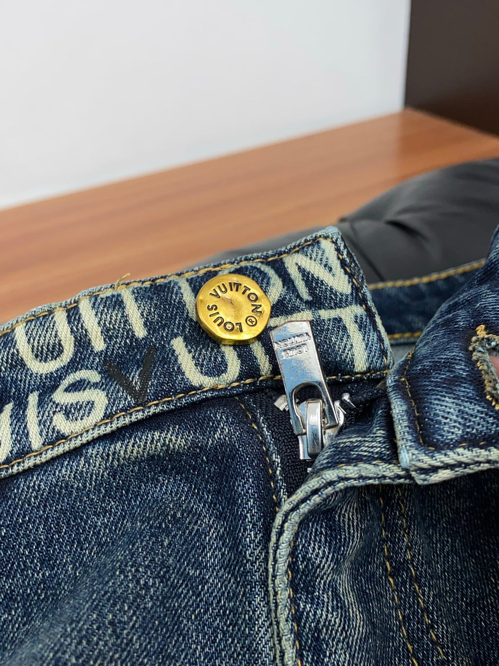 Back Pocket Shield Badge Letter Printed Vintage Denim Jeans R260544
