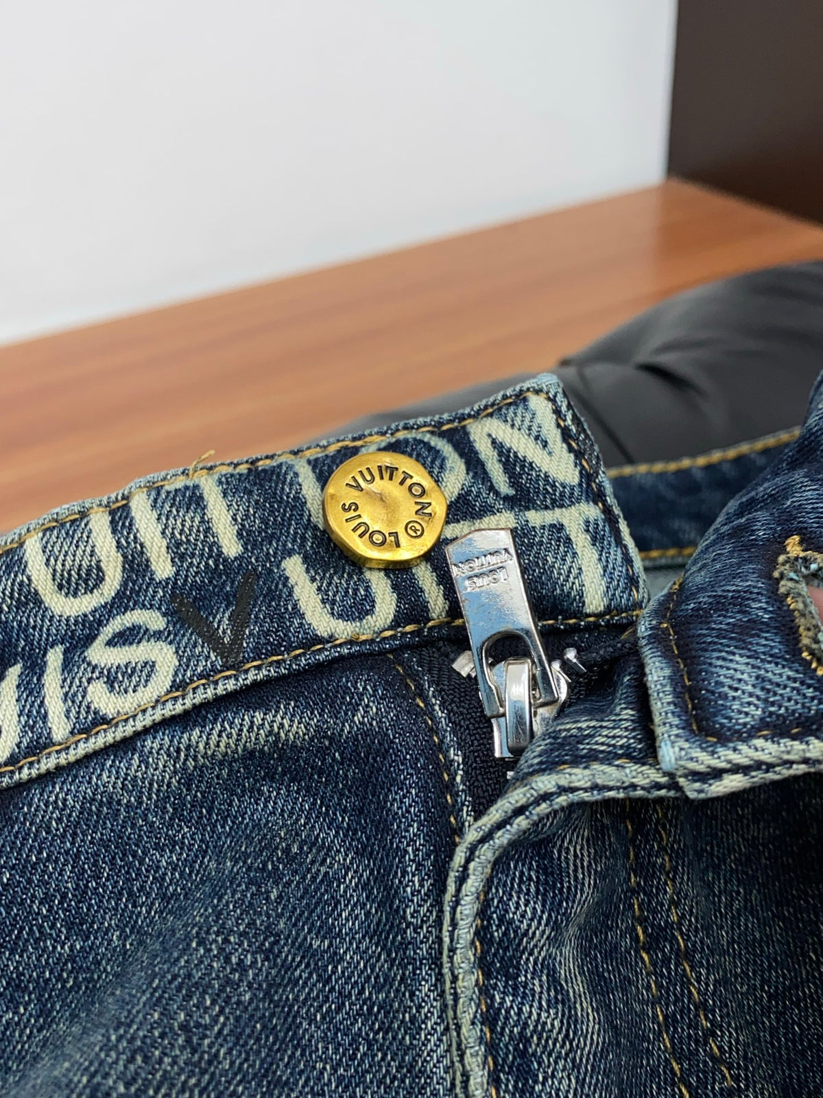 Back Pocket Shield Badge Letter Printed Vintage Denim Jeans R260544