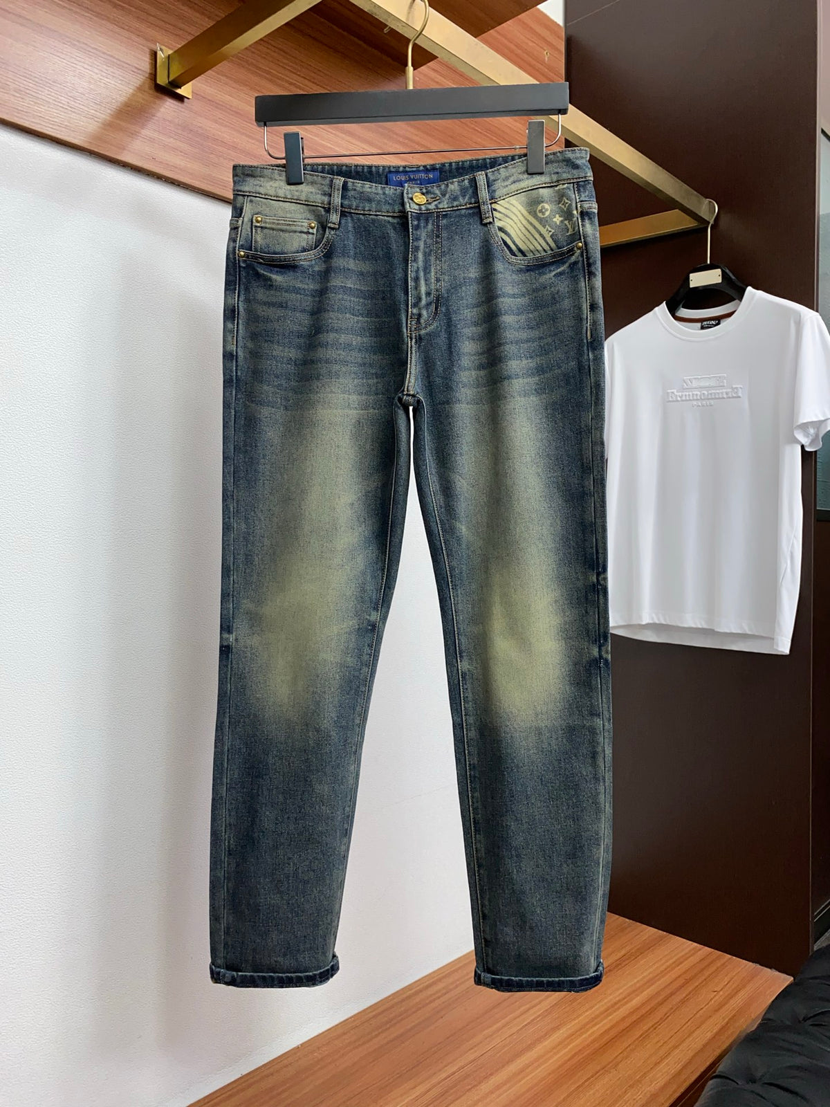 Back Pocket Fox Embroidered Vintage Faded Denim Jeans R260542