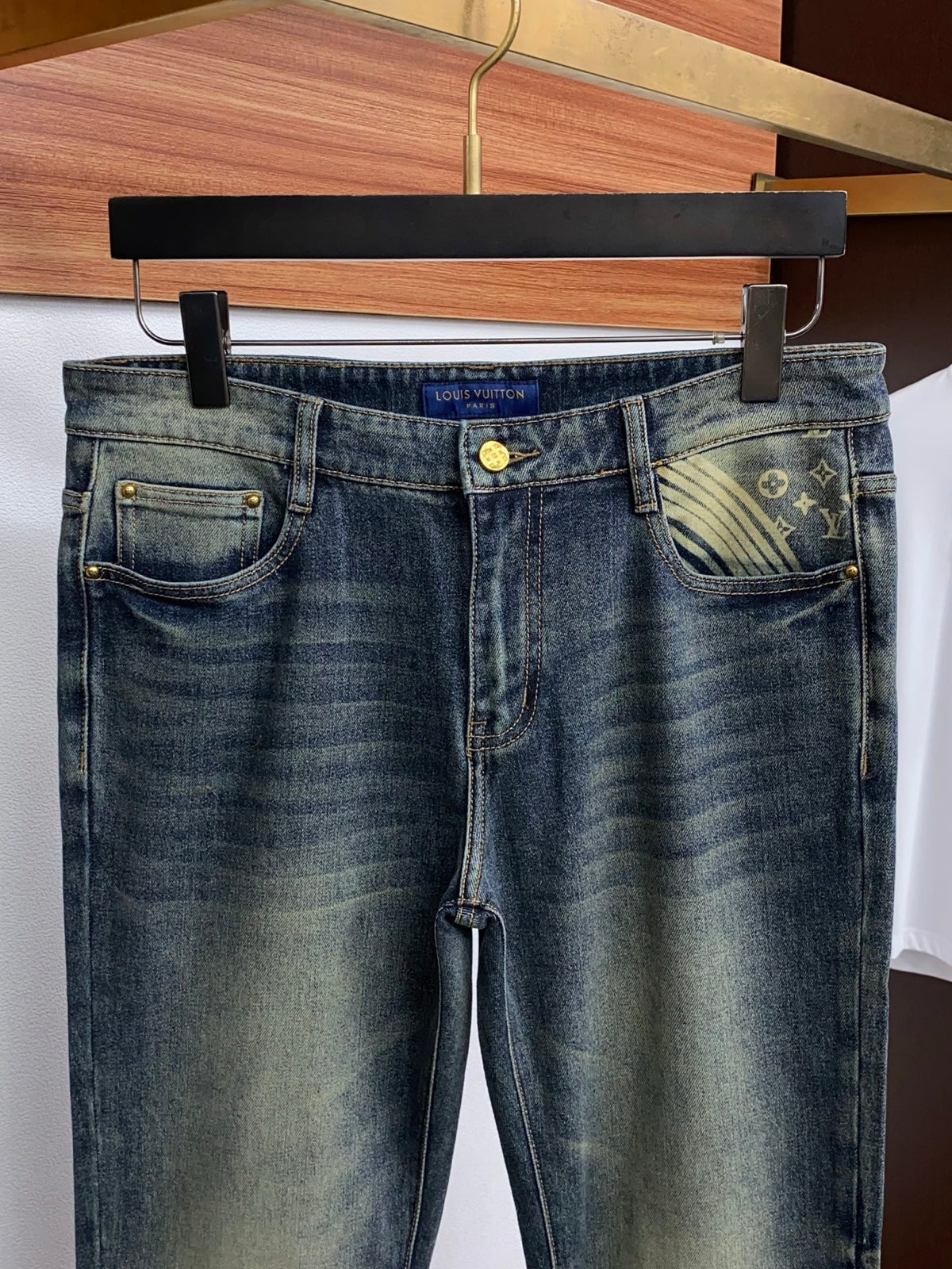 Back Pocket Fox Embroidered Vintage Faded Denim Jeans R260542