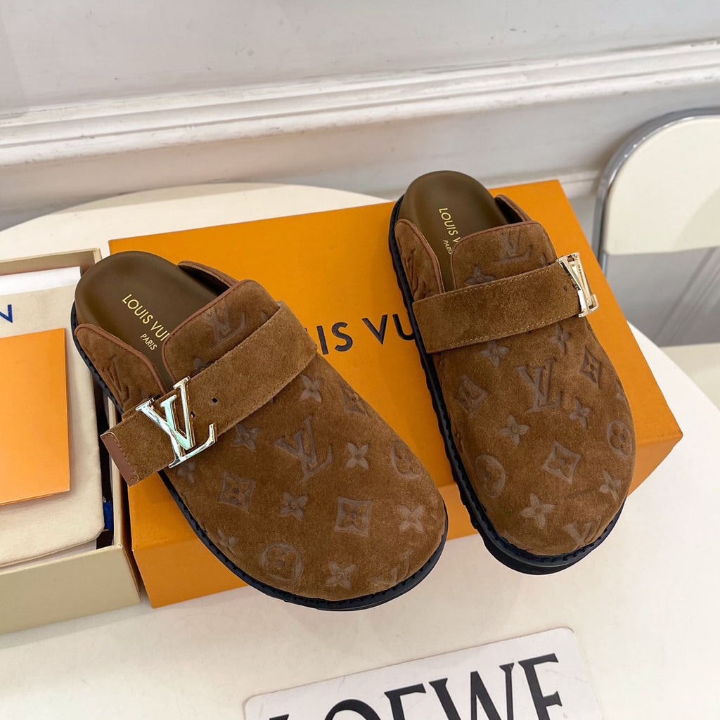 Embossed Pattern Adjustable Strap Mule Clogs S283419