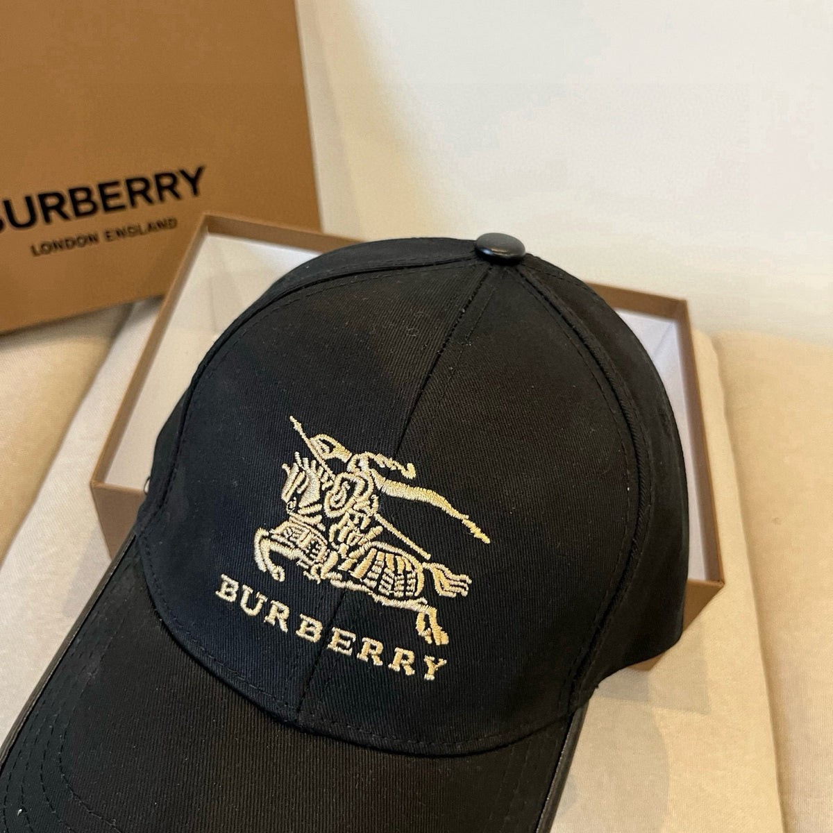 Embroidered Knight Motif Baseball Cap U310516