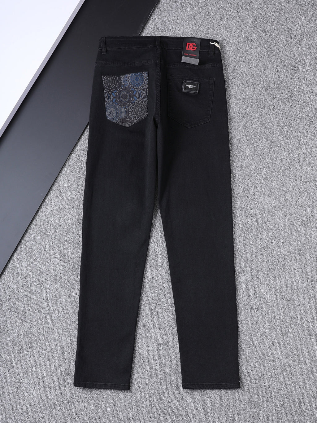 Solid Black Wash Metal Logo Plate Jeans V260814