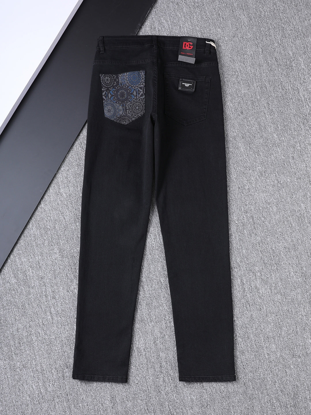 Solid Black Wash Metal Logo Plate Jeans V260814